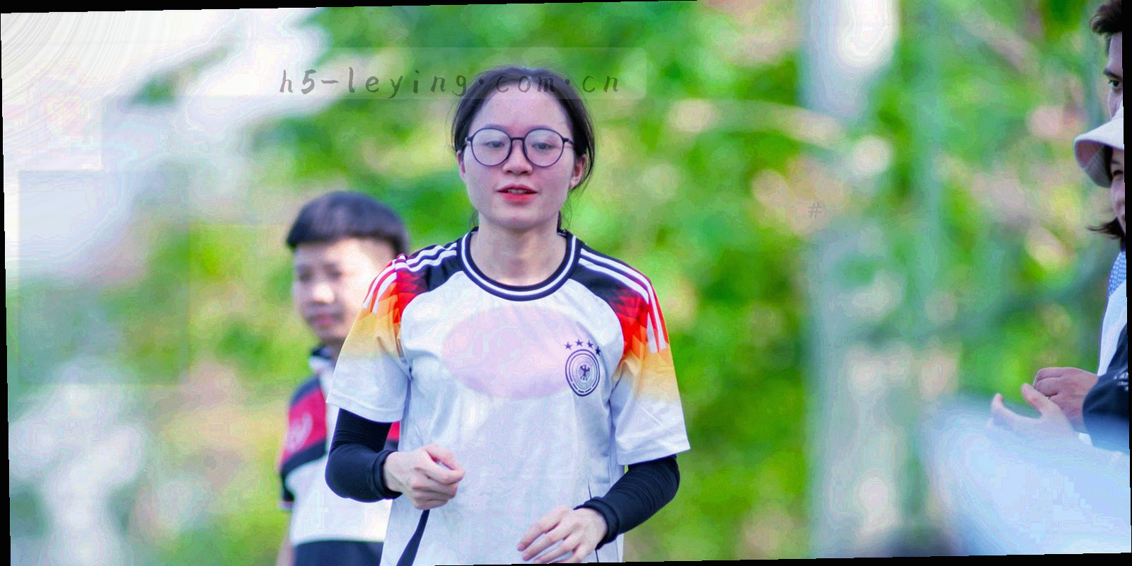 服务顾问在接待台为到店车辆登记信息，核对行驶证与里程
